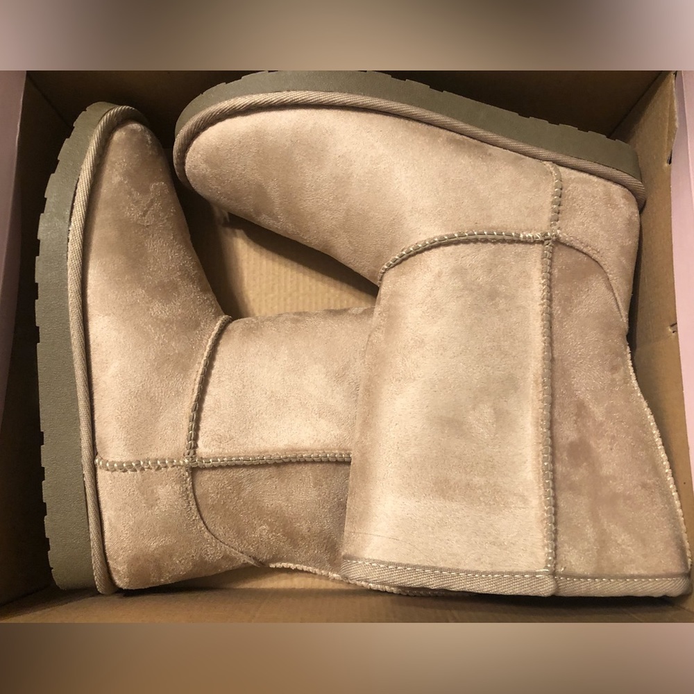Never worn Women’s Snow Boots